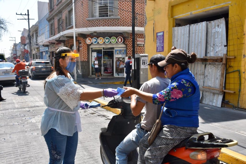 ENTREGA NORMA LAYÓN CUBREBOCAS A FAMILIAS Y LAS EXHORTA A QUEDARSE EN CASA2