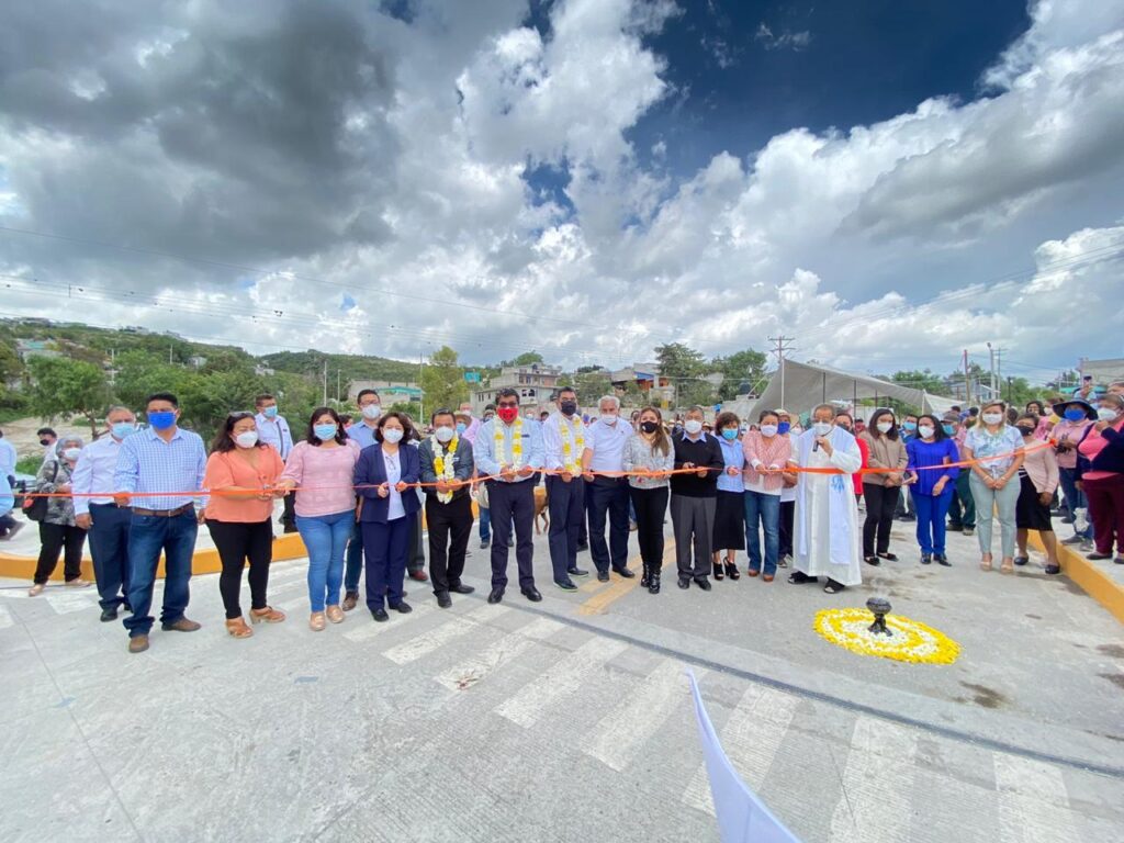 inauguración del puente vehicular en San Hipólito Xochiltenango2